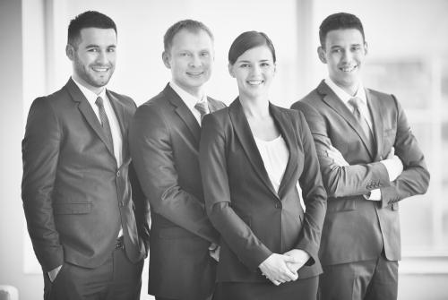 joven-mujer-feliz-estrechandole-mano-agente-bienes-raices-mientras-su-esposo-usa-panel-tactil-oficina-1.jpeg
